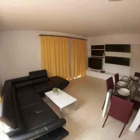 84 Con Piscina Privada